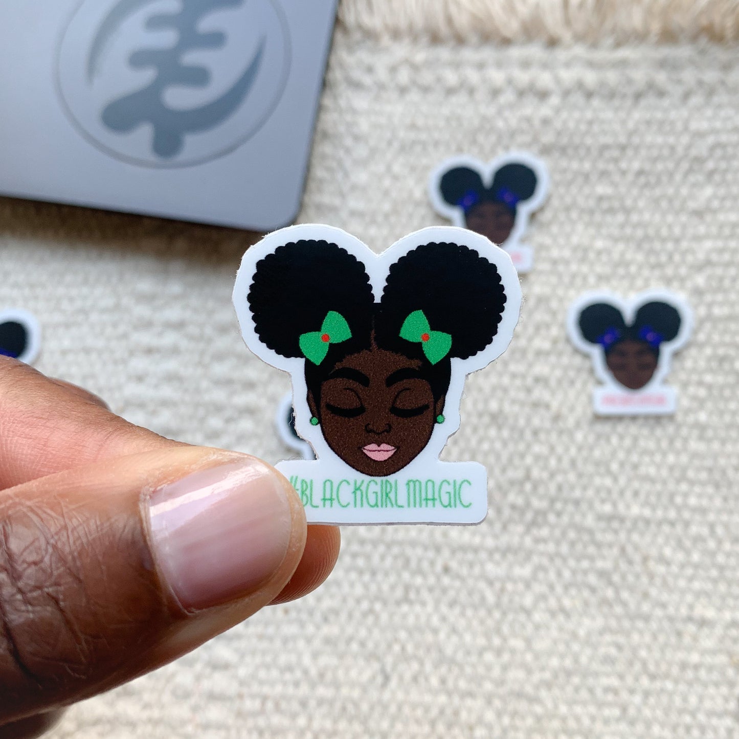 Sticker| Schwarzes Mädchen mit 2 Afrohairpuff Blackgirlmagic 33 x 33 mm