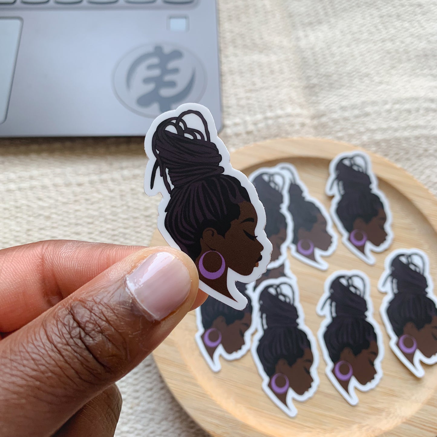 Sticker| Schwarzes Mädchen mit Dreadlocs 53 x 32 mm