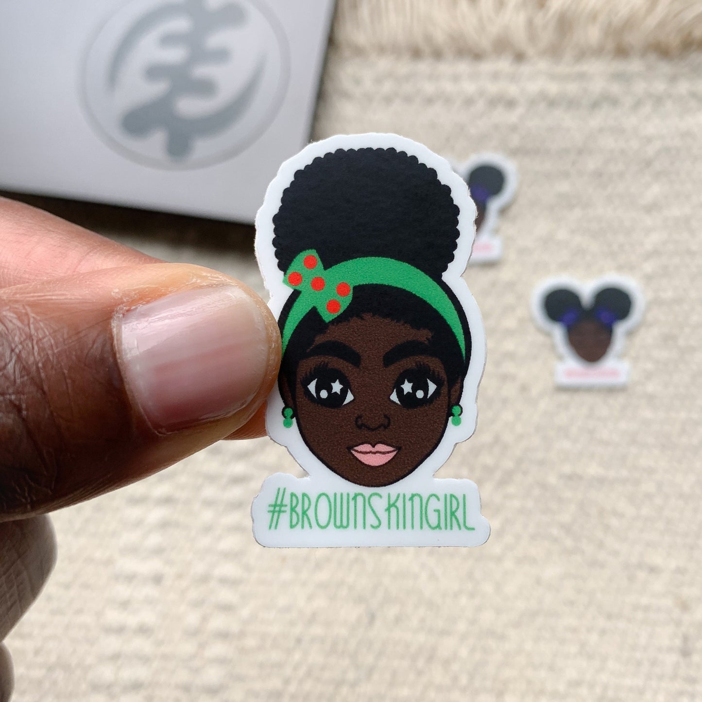 Sticker| Schwarzes Mädchen mit Afrohairpuff Brownskingirl 25 x 44 mm