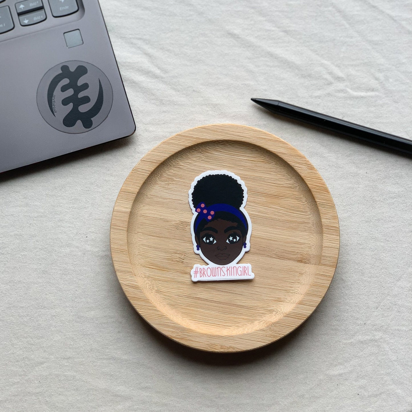 Sticker| Schwarzes Mädchen mit Afrohairpuff - Brownskingirl 25 x 44 mm