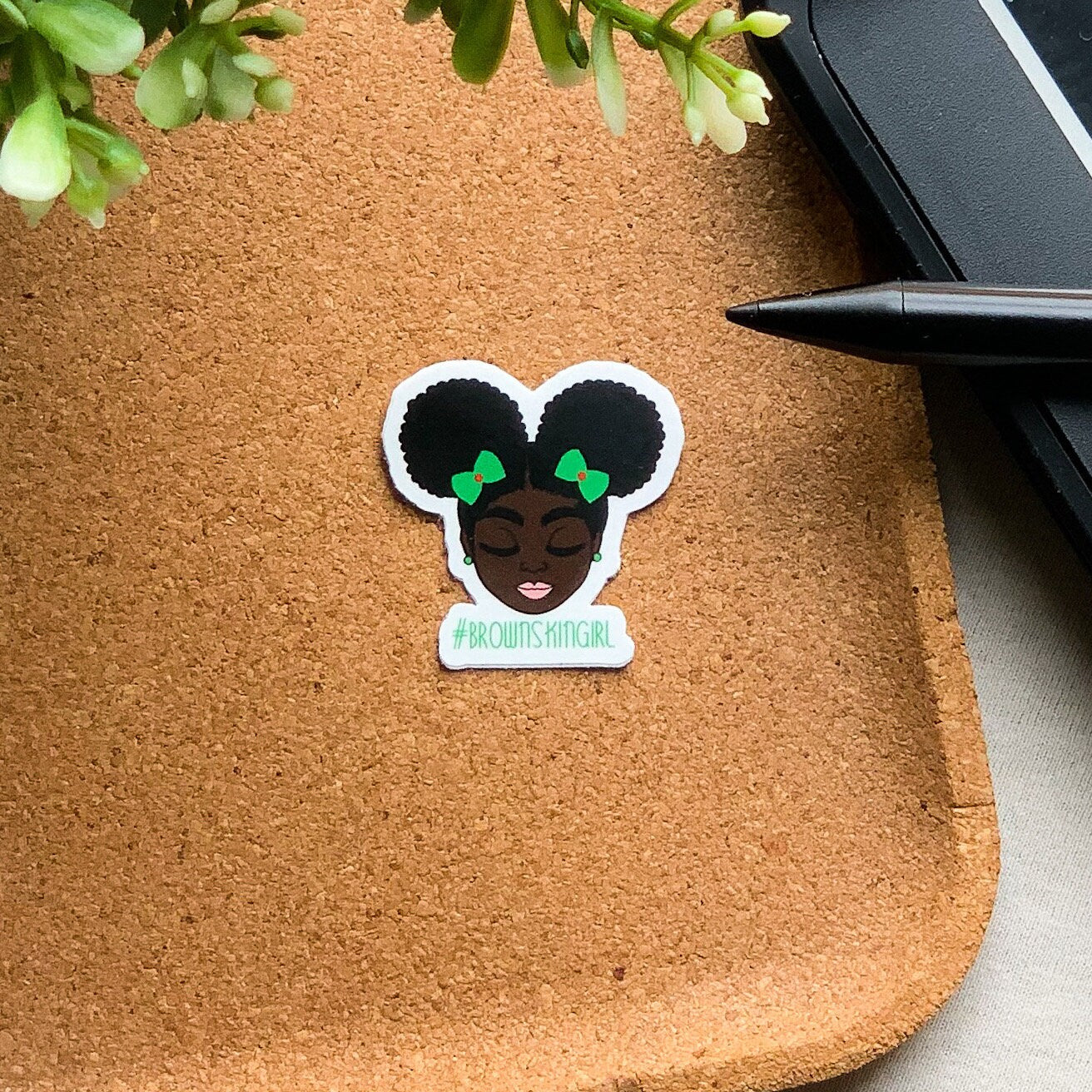 Sticker| Schwarzes Mädchen mit 2 Afrohairpuff grün Brownskingirl 33 x 34 mm