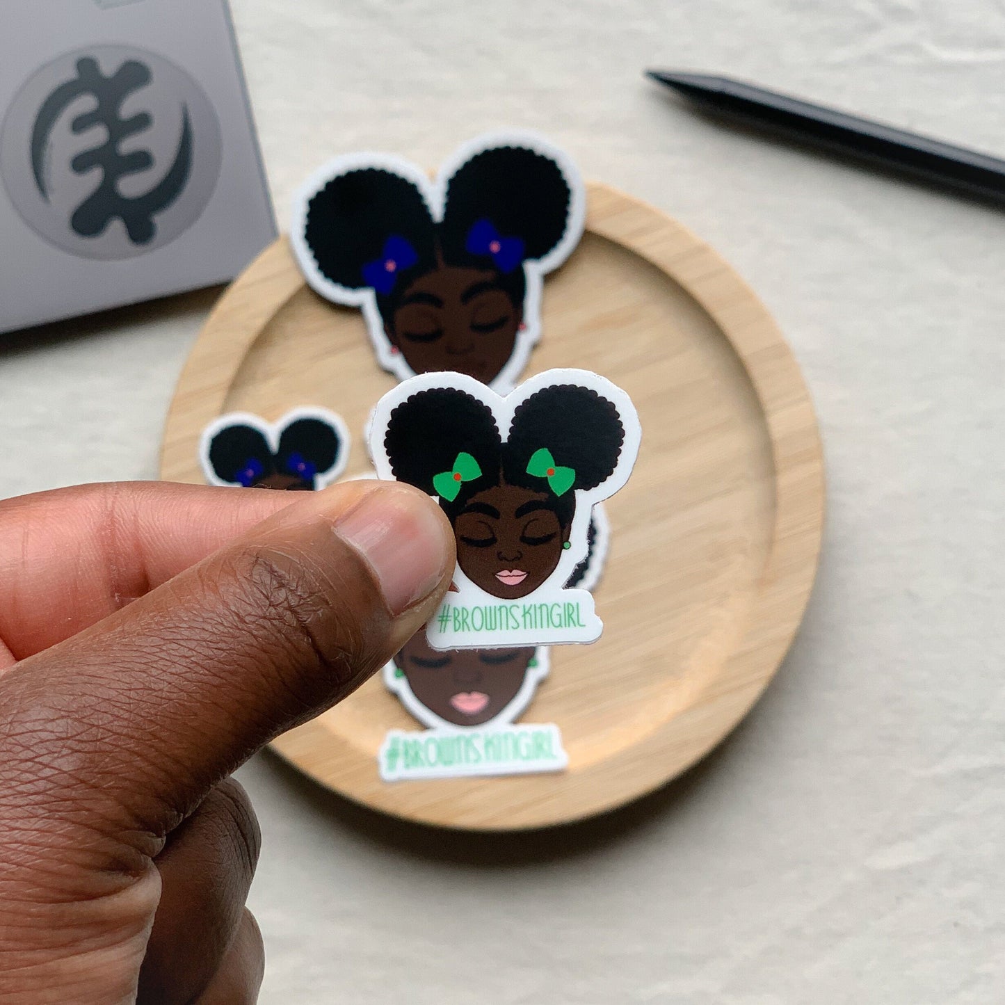 Sticker| Schwarzes Mädchen mit 2 Afrohairpuff grün Brownskingirl 33 x 34 mm