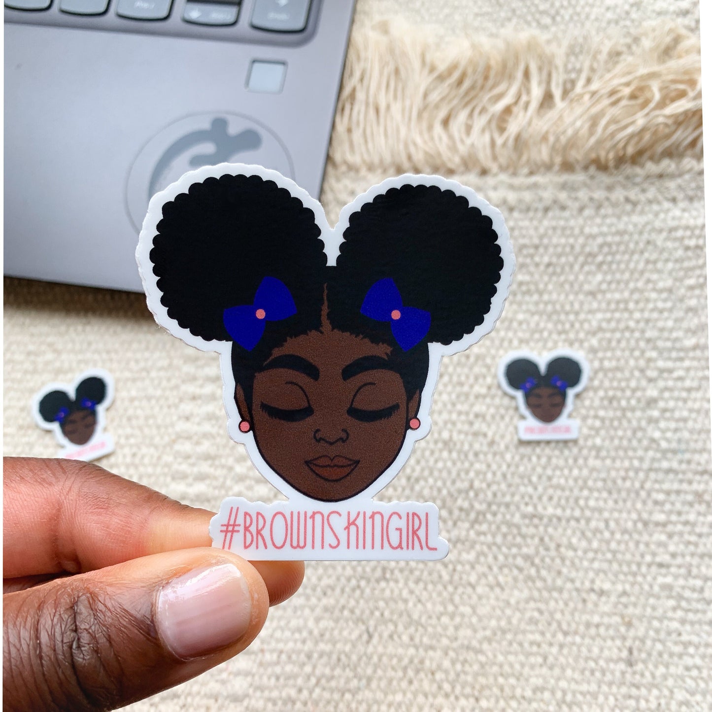 Sticker|  Schwarzes Mädchen mit 2 Afrohairpuff Brownskingirl 65 x 67 mm