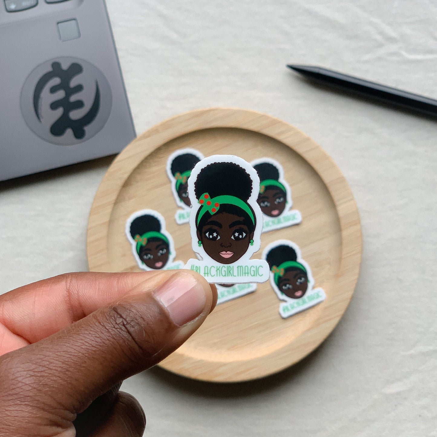 Sticker| Schwarzes Mädchen mit Afrohairpuff - Blackgirlmagic 25 x 38 mm