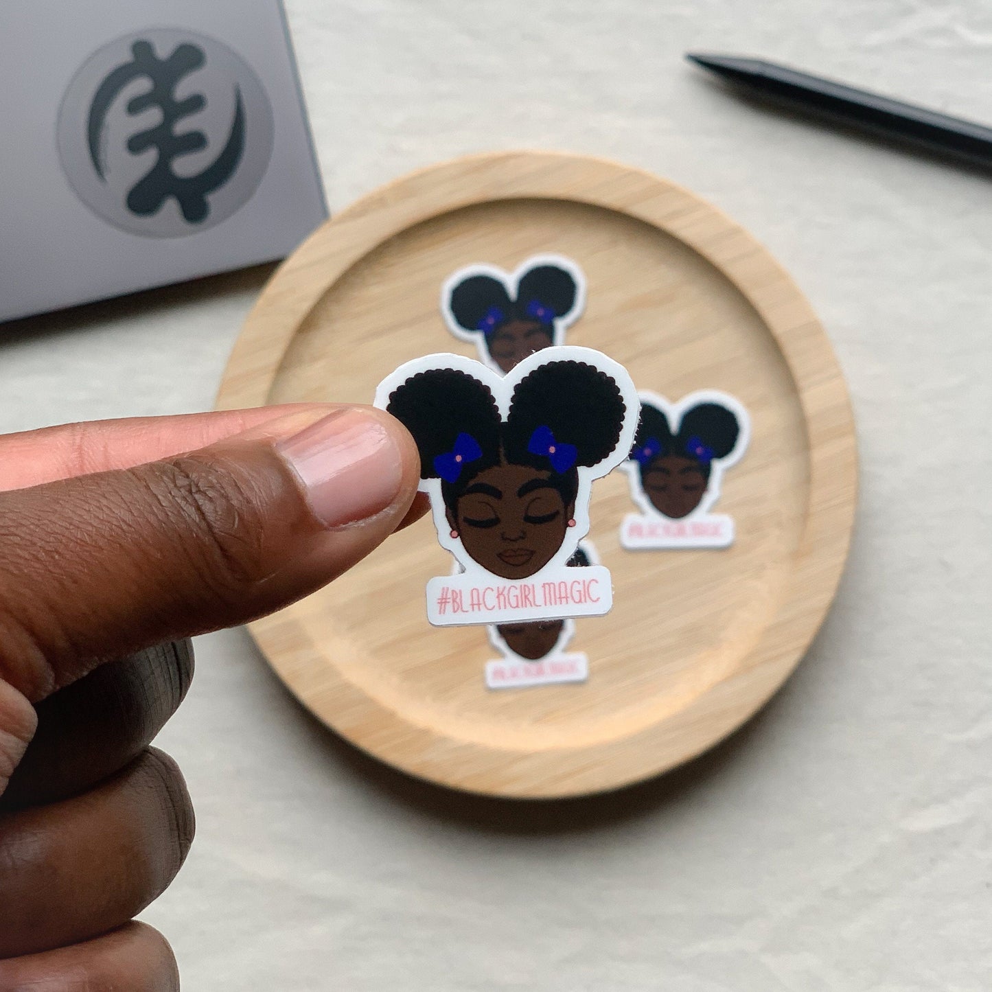 Sticker| Schwarzes Mädchen mit 2 Afrohairpuff Blackgirlmagic 33 x 34 mm